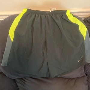 Men’s Nike dry fit shorts size L EUC